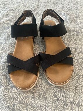 Skechers Black and Tan Women’s Strappy Comfort Sandals